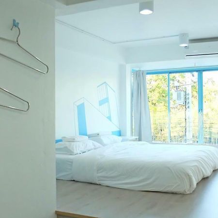 A Dude Mini Hostel (Adults Only) Chiang Mai Bagian luar foto