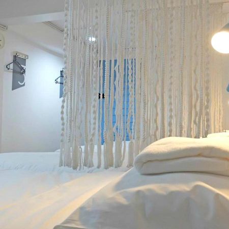 A Dude Mini Hostel (Adults Only) Chiang Mai Bagian luar foto