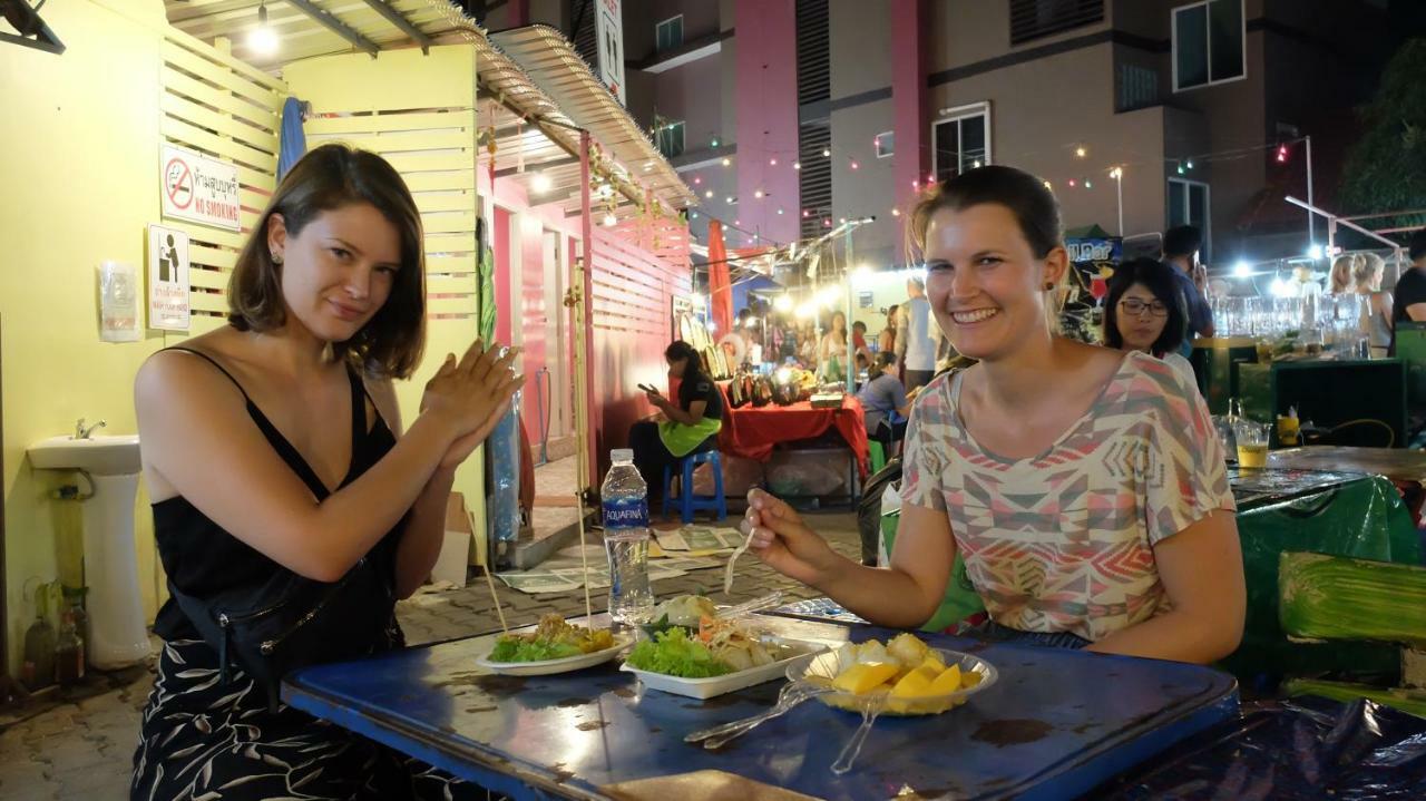 A Dude Mini Hostel (Adults Only) Chiang Mai Bagian luar foto
