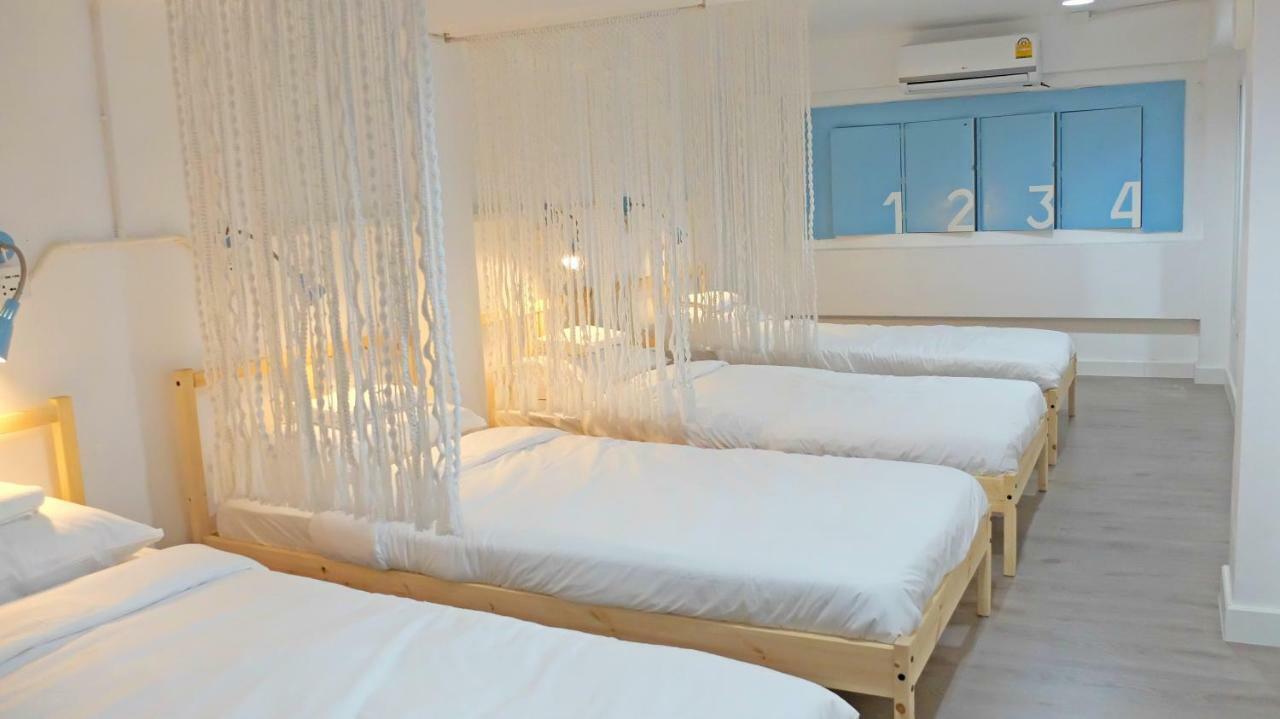 A Dude Mini Hostel (Adults Only) Chiang Mai Bagian luar foto