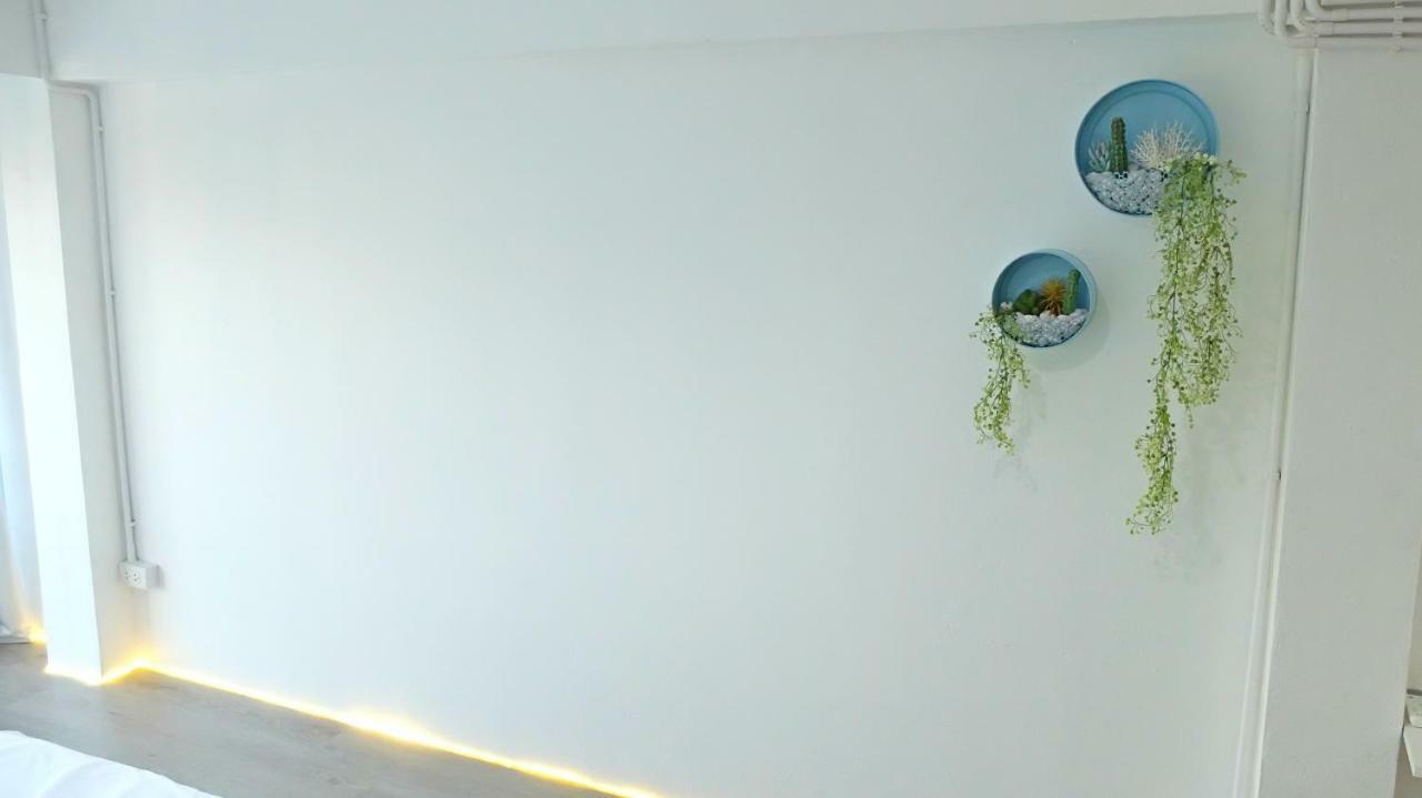 A Dude Mini Hostel (Adults Only) Chiang Mai Bagian luar foto