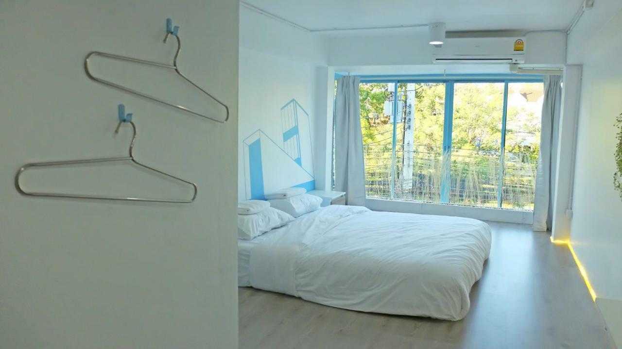 A Dude Mini Hostel (Adults Only) Chiang Mai Bagian luar foto