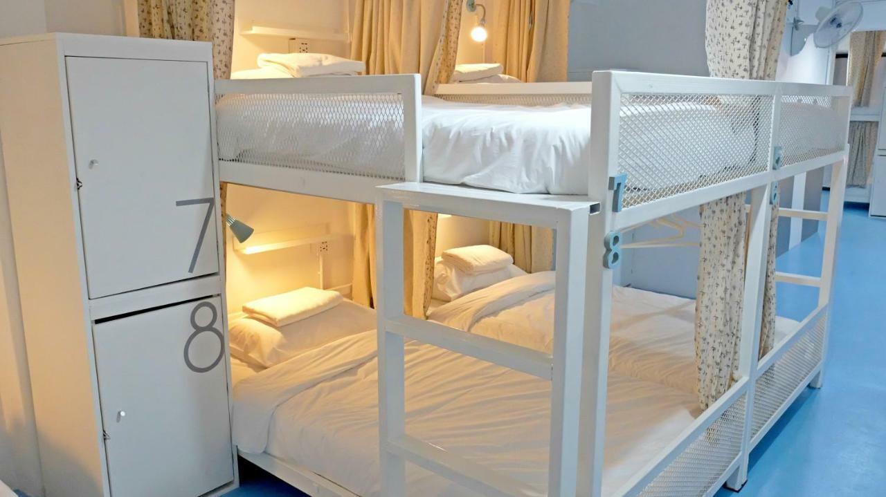 A Dude Mini Hostel (Adults Only) Chiang Mai Bagian luar foto
