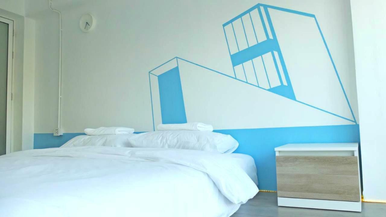A Dude Mini Hostel (Adults Only) Chiang Mai Bagian luar foto