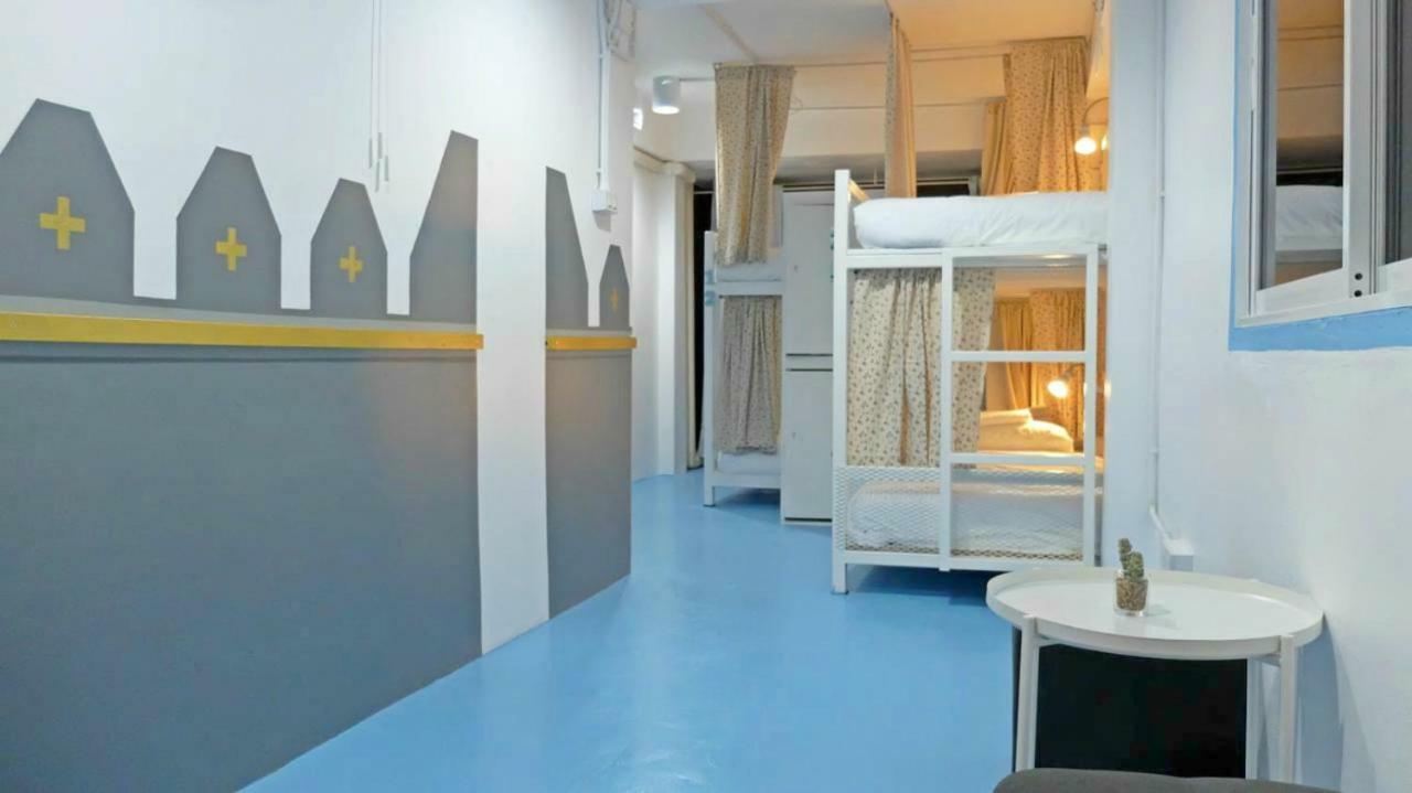 A Dude Mini Hostel (Adults Only) Chiang Mai Bagian luar foto