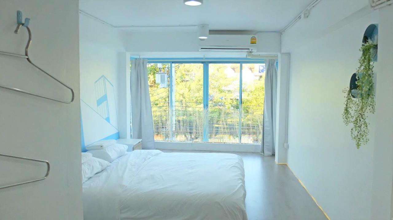 A Dude Mini Hostel (Adults Only) Chiang Mai Bagian luar foto