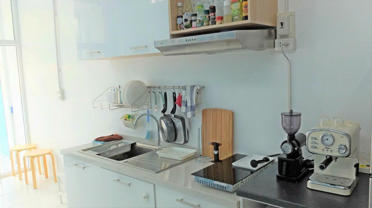 A Dude Mini Hostel (Adults Only) Chiang Mai Bagian luar foto